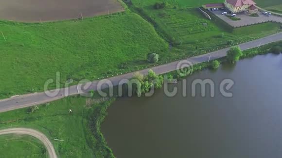 在夏日里鸟瞰风景如画的村庄4K视频的预览图