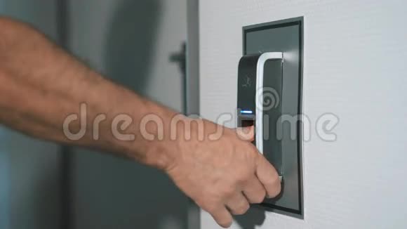 这个人把手指放在一个指纹扫描仪上这是为进入门而设计的现代安全技术视频的预览图