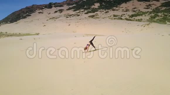 沙漠沙中的圆形观景少女变化瑜伽视频的预览图