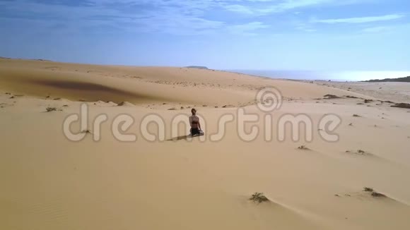 背景全景中沙漠与天空中的女人视频的预览图