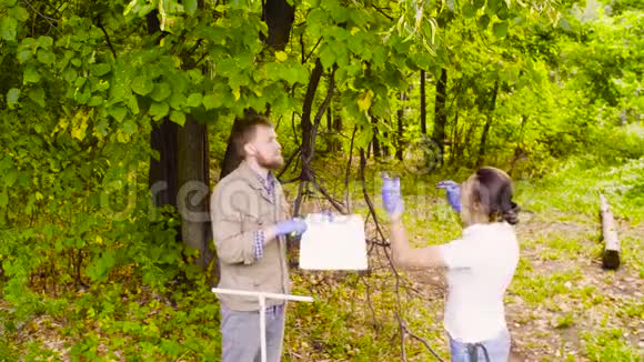 两位生态学家在城市公园采集树叶样本视频的预览图