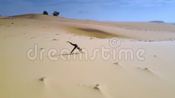 沙滩瑜伽姿势中的风霜少女头发视频的预览图