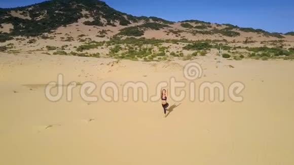 女人站在勇士阿萨纳沙漠上景视频的预览图
