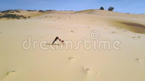 沙漠之山的坚强女孩做瑜伽视频的预览图