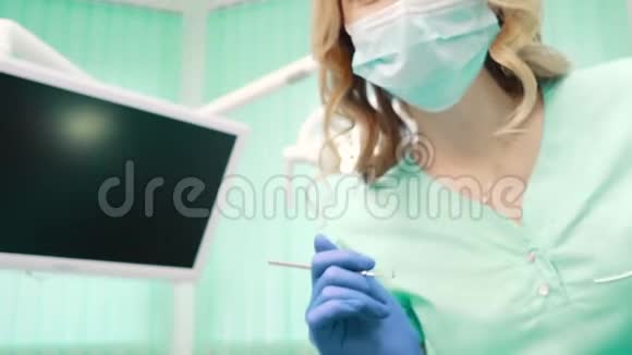 口腔检查中的女牙医视频的预览图