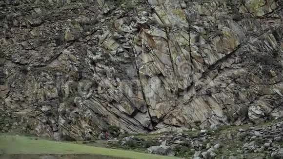 戴着背包登山石的女游客长期射击视频的预览图