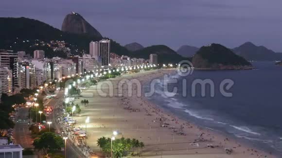 Copacabana海滩夜间交通时间的推移从上面看巴西里约热内卢视频的预览图