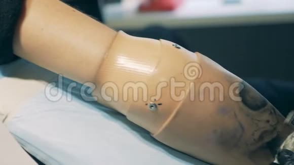 在仿生假肢假手上绘制纹身的过程视频的预览图