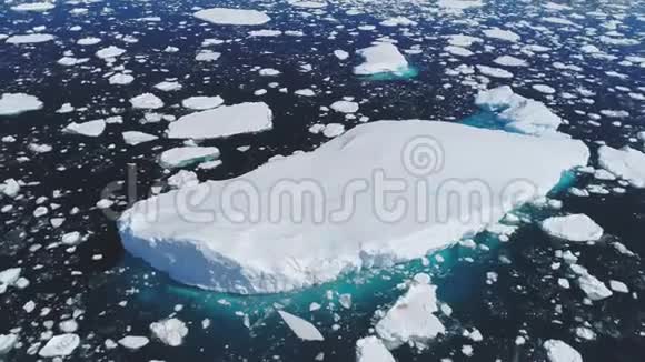 巨大的漂浮冰山空中跟踪射击视频的预览图