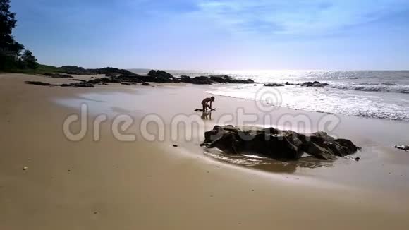 海滩空中观景瑜伽中的波浪卷至女孩剪影视频的预览图