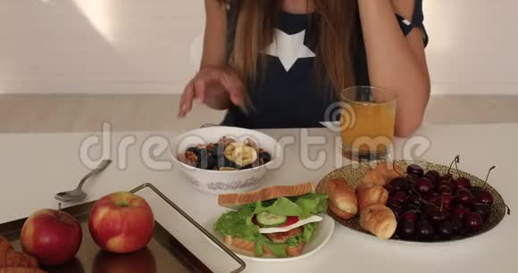 漂亮的女人带着手机吃早餐视频的预览图