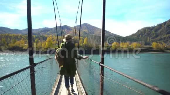 旅行者的女人把牧师带到山河悬桥上阿尔泰山视频的预览图