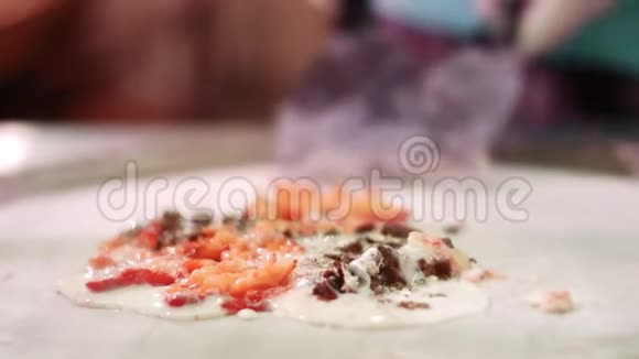 厨师混合食材进行冰淇淋卷烹饪混合牛奶和水果视频的预览图