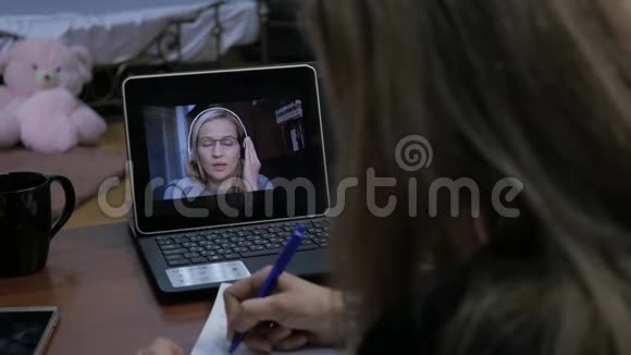 女商人使用笔记本电脑给商业伙伴打视频电话在线客户咨询家里的办公室慢慢慢慢视频的预览图