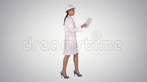 女工程师与平板电脑制作视频呼叫梯度背景视频的预览图