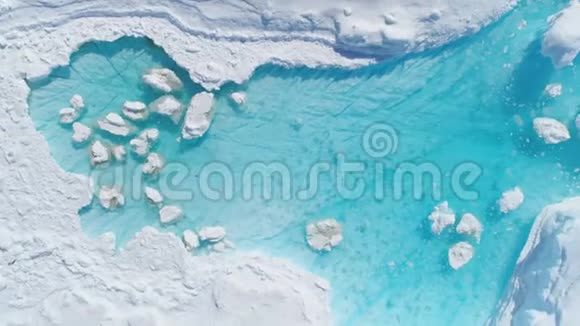 南极冰山绿松石溶洞鸟瞰图视频的预览图