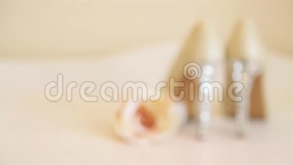 婚礼高跟鞋站在白色的抽屉胸前上面有玫瑰色的米色视频的预览图