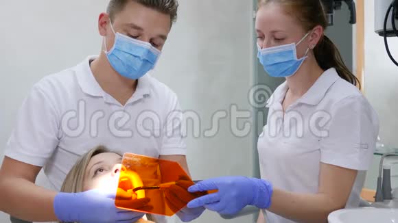 医生在牙科诊所进行开口检查视频的预览图
