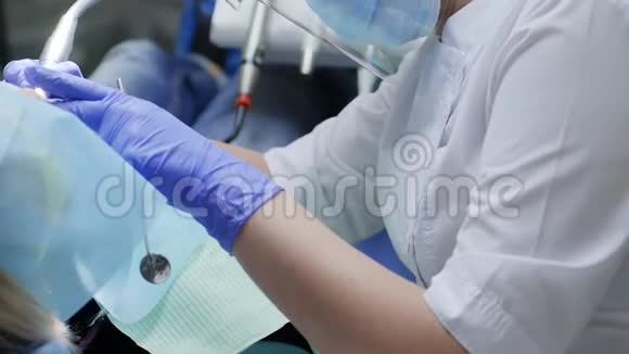 特殊服装和无菌手套的口腔医生在医院为病人做特写视频的预览图
