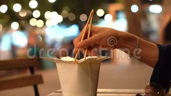 女人用筷子吃面条的看法视频的预览图