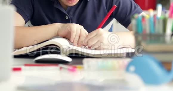 亚洲男孩打眼镜在家做作业视频的预览图
