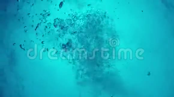 POV在水下下沉气泡向上流动视频的预览图