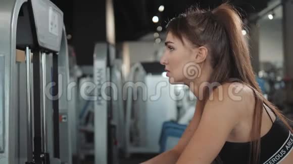 疲惫的女运动员躺在运动椅上锻炼腿锻炼女人黑发女孩视频的预览图