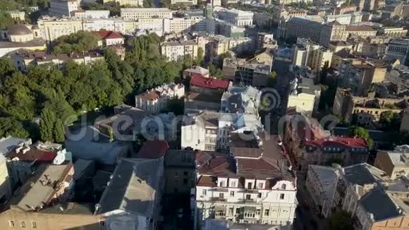 傍晚阳光明媚的一天基辅市中心建筑物屋顶的鸟瞰图视频的预览图