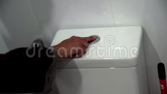 女按双键马桶冲水冲厕所冲厕所视频的预览图