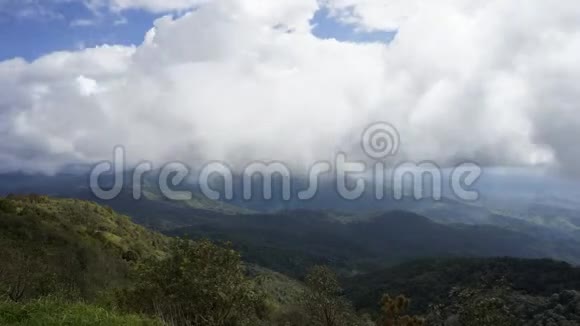 在泰国北部的高山上流云视频的预览图