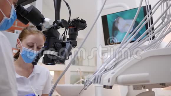 现代器械医院医务人员使用显微镜和工具的工作过程视频的预览图