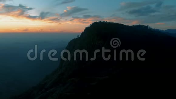 美丽的黎明天空埃拉岩斯里兰卡空中射击视频的预览图