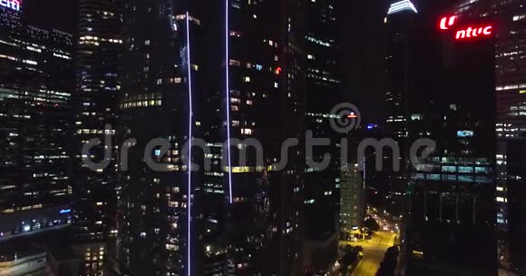 夜间高空观天窗Dr在新加坡商业区飞行视频的预览图