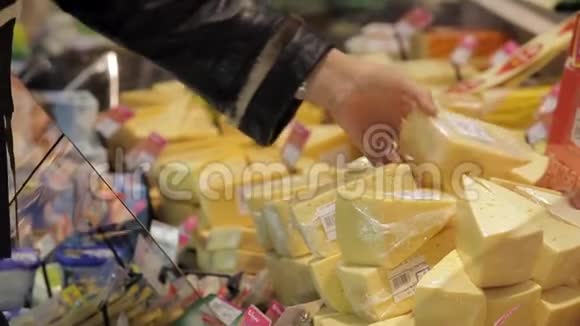 一个在超市买奶酪的女人视频的预览图