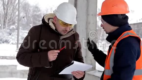 顾客是一个商人他和建筑师和工程师讨论了新购物中心的建设问题视频的预览图