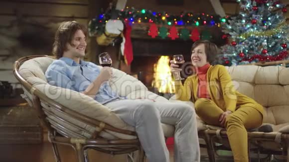 男人和女人在圣诞夜喝酒聊天视频的预览图