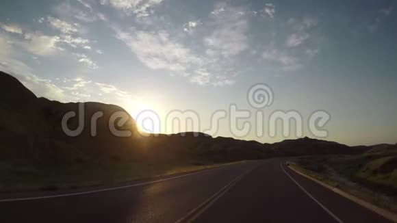 阳光透过蜿蜒的道路穿过荒地视频的预览图