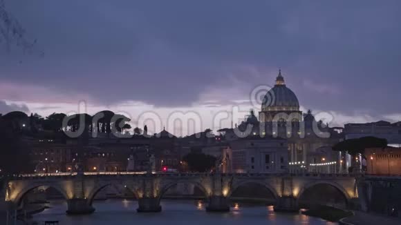 延时镜头罗马市中心的梵蒂冈圣彼得大教堂和圣安杰洛大桥视频的预览图