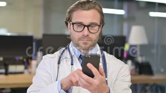 医生在智能手机上说话的画像视频的预览图