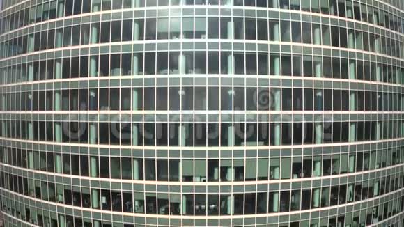 通用办公室摩天大楼的鸟瞰图视频的预览图