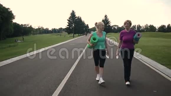 参加公园运动的成人健身妇女视频的预览图