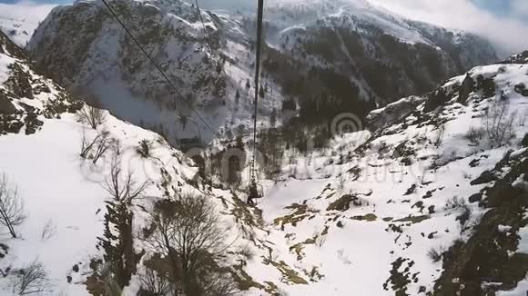 雪山山谷滑雪电梯的角度视频的预览图
