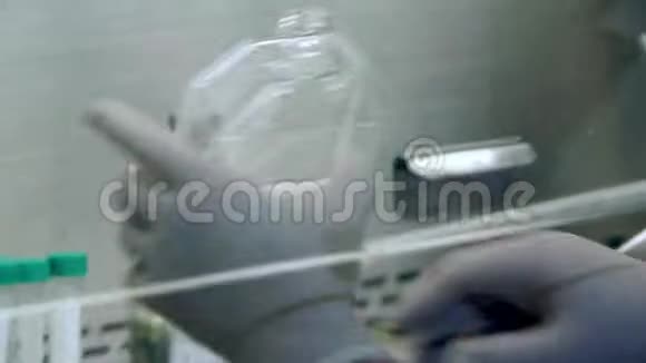 一位科学家在实验室里用吸管的特写镜头视频的预览图