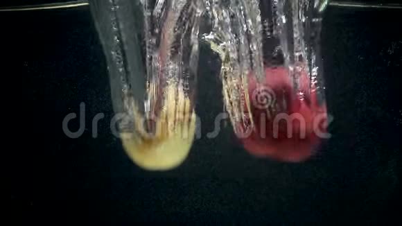 水中落下的苹果和梨视频的预览图