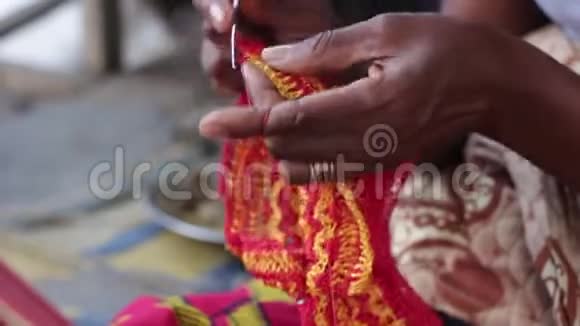 女手织毛线队视频的预览图