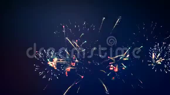 五颜六色的烟花在天空中爆炸新年快乐概念视频的预览图