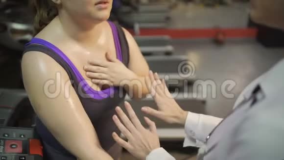 治疗师帮助女性在积极锻炼后保持镇静恢复呼吸视频的预览图
