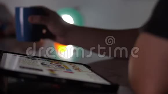 关闭人手使用平板电脑专注于手视频的预览图
