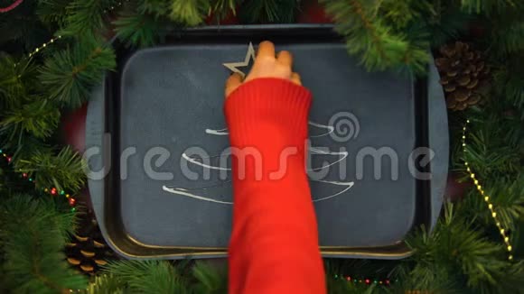 女性装饰画在烤箱托盘圣诞树奶油与明星视频的预览图