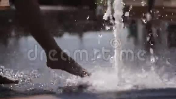 孩子们在喷水之间玩在喷泉里跑步喷洒玩玩在热的地方玩视频的预览图